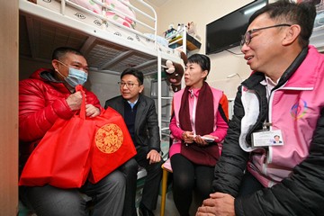 The Secretary for Labour and Welfare, Mr Chris Sun, visited Tai Po District this afternoon (February 8) as part of the year-end caring visits in 18 districts. Mr Sun, accompanied by the District Officer (Tai Po), Ms Eunice Chan, visited the elderly living in the vicinity of Tai Po Market to distribute blessing bags in celebration of the Chinese New Year, together with Tai Po District Council members and representatives from the Care Team (Tai Po). Mr Sun extended early Chinese New Year greetings to the elderly people and reminded them to stay warm in cold weather. Members of the public and neighbours are encouraged to show concern and care for the health of singleton elderly or frail elderly persons.