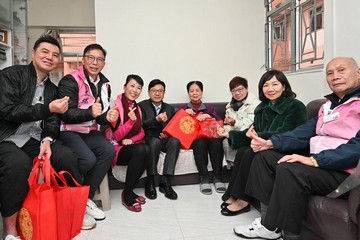 The Secretary for Labour and Welfare, Mr Chris Sun, visited Tai Po District this afternoon (February 8) as part of the year-end caring visits in 18 districts. Mr Sun, accompanied by the District Officer (Tai Po), Ms Eunice Chan, visited the elderly living in the vicinity of Tai Po Market to distribute blessing bags in celebration of the Chinese New Year, together with Tai Po District Council members and representatives from the Care Team (Tai Po). Mr Sun extended early Chinese New Year greetings to the elderly people and reminded them to stay warm in cold weather. Members of the public and neighbours are encouraged to show concern and care for the health of singleton elderly or frail elderly persons.