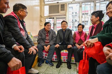 The Secretary for Labour and Welfare, Mr Chris Sun, visited Tai Po District this afternoon (February 8) as part of the year-end caring visits in 18 districts. Mr Sun, accompanied by the District Officer (Tai Po), Ms Eunice Chan, visited the elderly living in the vicinity of Tai Po Market to distribute blessing bags in celebration of the Chinese New Year, together with Tai Po District Council members and representatives from the Care Team (Tai Po). Mr Sun extended early Chinese New Year greetings to the elderly people and reminded them to stay warm in cold weather. Members of the public and neighbours are encouraged to show concern and care for the health of singleton elderly or frail elderly persons.