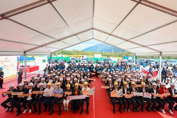 第一個「簡約公屋」項目動土禮今日（二月十九日）下午在元朗攸壆路舉行，標誌政府着力解決住屋問題的決心和執行力。圖示財政司副司長黃偉綸（第一排左九）、房屋局局長何永賢（第一排左八）、勞工及褔利局局長孫玉菡（第一排右七）、房屋局常任秘書長羅淑佩（第一排左七）及房屋局副局長戴尚誠（第一排右六）、建築署署長李翹彥（第一排右五）、新鴻基地產執行董事郭基煇（第一排左六）、其士集團主席兼董事總經理郭海生（第一排右四）、中鐵建設集團有限公司董事長梅洪亮（第一排左五）與出席嘉賓合照。