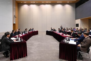 中央港澳工作办公室主任、国务院港澳事务办公室主任夏宝龙今日（二月二十二日）抵港，展开七日考察调研行程。图示夏宝龙主任下午与行政长官李家超率领的特区政府全体主要官员及常任秘书长进行座谈交流。