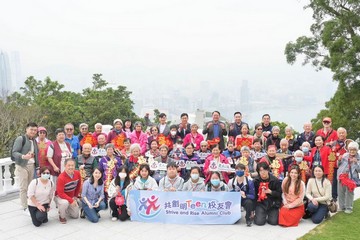 The Chief Secretary for Administration, Mr Chan Kwok-ki, hosted about 40 elderly persons from singleton or doubleton elderly households on February 24 to celebrate the lantern festival at Victoria House. The Secretary for Labour and Welfare, Mr Chris Sun, also attended while mentees of the Strive and Rise Programme Alumni Club looked after the elderly as volunteer teams.