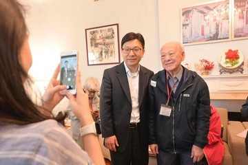 The Chief Secretary for Administration, Mr Chan Kwok-ki, hosted about 40 elderly persons from singleton or doubleton elderly households on February 24 to celebrate the lantern festival at Victoria House. The Secretary for Labour and Welfare, Mr Chris Sun, also attended while mentees of the Strive and Rise Programme Alumni Club looked after the elderly as volunteer teams.