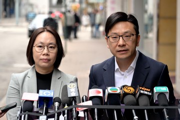 中央港澳工作辦公室主任、國務院港澳事務辦公室主任夏寶龍今日（二月二十五日）在港繼續考察調研地區治理及會見不同界別。夏寶龍主任由行政長官李家超和勞工及福利局局長孫玉菡陪同考察深水埗社區客廳，了解特區政府精準扶貧項目的進展。圖示孫玉菡（右）在考察活動後會見傳媒。旁為深水埗社區客廳營運機構九龍樂善堂總幹事劉愛詩（左）。