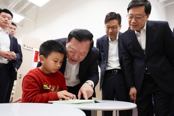 The Director of the Hong Kong and Macao Work Office of the Communist Party of China Central Committee and the Hong Kong and Macao Affairs Office of the State Council, Mr Xia Baolong, today (February 25) continued his inspection visit to Hong Kong and inspected the city’s district governance and met with representatives of different sectors. Photo shows Mr Xia (third right), accompanied by the Chief Executive, Mr John Lee (first right), and the Secretary for Labour and Welfare, Mr Chris Sun (second right), inspecting the Sham Shui Po Community Living Room and chatting with children in the study room.