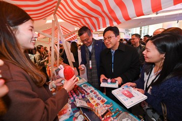 勞工及福利局局長孫玉菡今日（三月二日）下午為「心連心」精神健康綜合社區中心聯合開放周啟動禮主禮。聯合開放周由勞工及福利局、社會福利署（社署）、香港社福界心連心大行動與營辦精神健康綜合社區中心的非政府機構合辦。社署資助的24間精神健康綜合社區中心將於三月五至十八日期間各自舉辦不同活動，介紹中心的服務及提升公眾對精神健康的關注。圖示孫玉菡（前排右二）參觀攤位，了解推廣精神健康的工作。