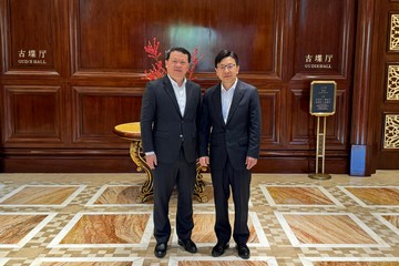 The Secretary for Labour and Welfare, Mr Chris Sun, today (March 4) started his visit to Fuzhou, Fujian. The Director of Hong Kong Talent Engage, Mr Anthony Lau, also joined the visit. Photo shows Mr Sun (right) calling on the Director of the Department of Commerce of Fujian Province, Mr Huang Heming (left). They exchanged views on the management, supervision and co-operation on importing labour to Hong Kong.