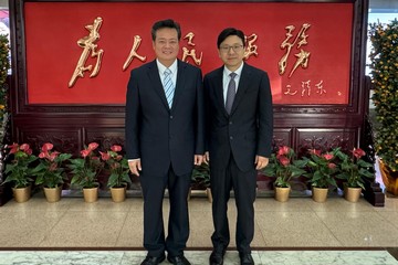The Secretary for Labour and Welfare, Mr Chris Sun, today (March 5) continued his visit to Fuzhou, Fujian. The Director of Hong Kong Talent Engage, Mr Anthony Lau, also joined the visit. Photo shows Mr Sun (right) at the courtesy call on Deputy Director of the Fujian Provincial Department of Human Resources and Social Security Mr Hong Changchun (left) this morning. They exchanged views on endeavours to attract and support outside talent.