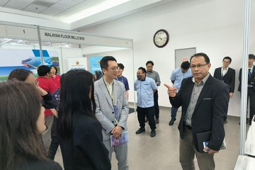 The Under Secretary for Labour and Welfare, Mr Ho Kai-ming, today (March 6) promoted Hong Kong‘s distinctive advantages of enjoying strong support of the motherland and being closely connected to the world in his appeal to talent to make the move to Hong Kong on his visit to Kuala Lumpur, Malaysia. Photo shows Mr Ho (front row, second right) at a campus job fair on his visit to Universiti Malaya this morning. He had exchanges with representatives of the university and participants of the fair.