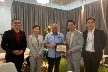 The Under Secretary for Labour and Welfare, Mr Ho Kai-ming, today (March 6) promoted Hong Kong‘s distinctive advantages of enjoying strong support of the motherland and being closely connected to the world in his appeal to talent to make the move to Hong Kong on his visit to Kuala Lumpur, Malaysia. Photo shows Mr Ho (second right), accompanied by the Director-General of the Hong Kong Economic and Trade Office, Jakarta, Miss Libera Cheng (second left), calling on the Vice-Chancellor of Universiti Malaya, Professor Noor Azuan Abu Osman (centre). They exchanged views on the recruitment and nurture of as well as support for talent.