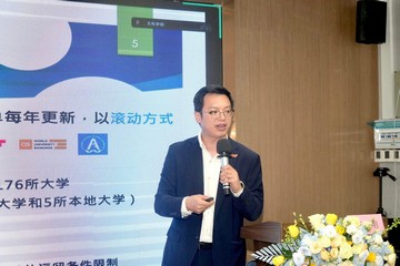 勞工及福利局副局長何啟明於二〇二三年八月十二日在深圳出席由華中科技大學北京、香港和深圳三間校友會合辦的線上直播論壇，向有興趣來港發展的校友介紹香港各項優化人才入境安排，特別是「高端人才通行證計劃」的申請及支援服務。