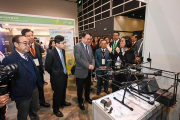 The Chief Secretary for Administration, Mr Chan Kwok-ki, attended the opening ceremony of the OSH Innovation & Technology Expo today (March 7). Photo shows Mr Chan (front row, third left) and the Secretary for Labour and Welfare, Mr Chris Sun (front row, second left), touring the exhibition.