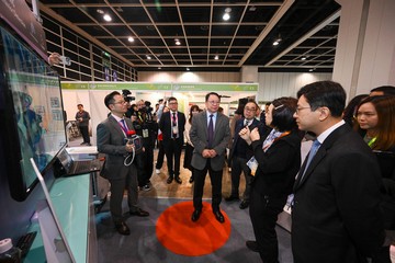 The Chief Secretary for Administration, Mr Chan Kwok-ki, attended the opening ceremony of the OSH Innovation & Technology Expo today (March 7). Photo shows Mr Chan (fifth right) and the Secretary for Labour and Welfare, Mr Chris Sun (second right), touring the exhibition.