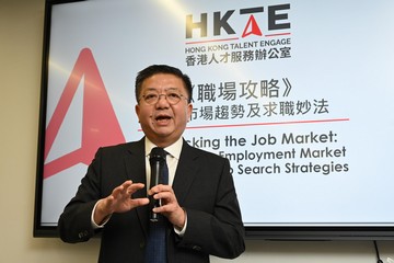 香港人才服务办公室（人才办）今日（三月八日）起定期举办专题讲座，以支援已抵港人才顺利适应和落户香港。首场专题讲座下午于湾仔税务大楼12楼人才办举行。图示人才办总监刘镇汉致欢迎辞。