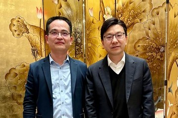 The Secretary for Labour and Welfare, Mr Chris Sun, today (March 11) visited Shenzhen. Representatives of the Labour Department also joined the visit. Photo shows Mr Sun (right) and the Deputy Secretary-General of Shenzhen Municipal People