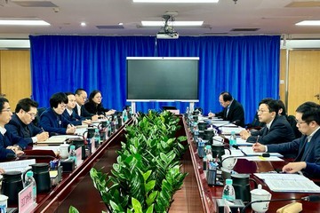 The Secretary for Labour and Welfare, Mr Chris Sun, today (March 11) visited Shenzhen. Representatives of the Labour Department also joined the visit. Photo shows Mr Sun (third right) at an exchange seminar with the Director General of the Department of Commerce of Guangdong Province, Mr Zhang Jinsong (second left), leaders of commerce authorities and representatives of enterprises operating business on labour service co-operation with Hong Kong to get a better grasp of the economic, trade and labour service co-operation between Guangdong and Hong Kong.