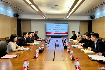 The Secretary for Labour and Welfare, Mr Chris Sun, today (March 11) visited Shenzhen. Representatives of the Labour Department also joined the visit. Photo shows Mr Sun (second left) calling on Shenzhen Talent Group and Shenzhen Foreign Service Group Co Ltd this afternoon to learn more about the development of the human resources service sector in Shenzhen, talent required by different industries and relevant support services.