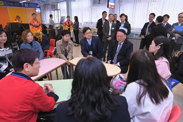 The Chief Secretary for Administration, Mr Chan Kwok-ki, today (March 14) chaired the fifth meeting of the fifth-term Commission on Poverty and led members to visit a school participating in the School-based After School Care Service Scheme to observe its operations. The Secretary for Labour and Welfare, Mr Chris Sun; the Under Secretary for Home and Youth Affairs, Mr Clarence Leung; and the Under Secretary for Education, Mr Jeff Sze, also joined the visit. Photo shows Mr Chan (sitting, fifth left) and Mr Sun (sitting, fourth left) listening to parents sharing how they rejoined the labour market.