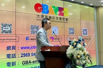 The Under Secretary for Labour and Welfare, Mr Ho Kai-ming, today (March 14) led officers of the Labour Department to visit Sun Yat-sen University and Jinan University and attended campus briefings, introducing to students and graduates the Greater Bay Area Youth Employment Scheme.
