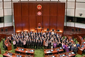 行政长官李家超今日（三月十九日）在立法会会议上，就立法会通过《维护国家安全条例草案》发言。图示李家超（第一排左九）发言后，与政务司司长陈国基（第一排左五）、财政司司长陈茂波（第一排左四）、律政司司长林定国资深大律师（第一排左七）保安局局长邓炳强（第一排左六），于立法会会议厅与立法会主席梁君彦（第一排左八）和立法会议员合照。劳工及福利局局长孙玉菡亦有出席。