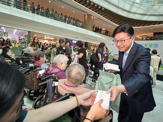 The Secretary for Labour and Welfare, Mr Chris Sun, officiated at the kick-off ceremony of a Care the Carers event this afternoon (March 23). The Government will launch special segments during radio programmes featuring Care the Carers to promote the message of caring and supporting carers. Photo shows Mr Sun (first right) distributing promotional souvenirs to participants. He encouraged them to call the 24-hour Designated Hotline for Carer Support 182 183 operated by Tung Wah Group of Hospitals as commissioned by the Social Welfare Department if needed.