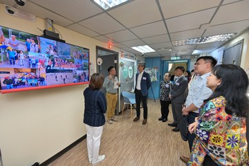 The Chairman of the Advisory Committee on Mental Health, Dr Lam Ching-choi, led members to visit two Integrated Community Centres for Mental Wellness (ICCMW), namely Baptist Oi Kwan Social Service ICCMW (Wan Chai) and Stewards Take Your Way Clubhouse (Ma On Shan), this afternoon (March 27) to view their operations and exchange with persons in mental recovery and colleagues.