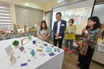 The Chairman of the Advisory Committee on Mental Health, Dr Lam Ching-choi, led members to visit two Integrated Community Centres for Mental Wellness (ICCMW), namely Baptist Oi Kwan Social Service ICCMW (Wan Chai) and Stewards Take Your Way Clubhouse (Ma On Shan), this afternoon (March 27) to view their operations and exchange with persons in mental recovery and colleagues.