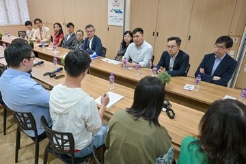 The Chairman of the Advisory Committee on Mental Health, Dr Lam Ching-choi, led members to visit two Integrated Community Centres for Mental Wellness (ICCMW), namely Baptist Oi Kwan Social Service ICCMW (Wan Chai) and Stewards Take Your Way Clubhouse (Ma On Shan), this afternoon (March 27) to view their operations and exchange with persons in mental recovery and colleagues.