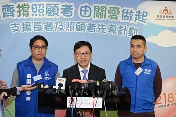 The Secretary for Labour and Welfare, Mr Chris Sun, today (March 28) officiated at the Kick-off Ceremony of District Services and Community Care Teams - Pilot Scheme on Supporting Elderly and Carers to announce the official launch of the one-year Pilot Scheme, which seeks to consolidate community power to support elderly persons and carers. Photo shows Mr Sun (centre) meeting the media after the ceremony. Looking on are the captain of the Ap Lei Chau North Sub-district Care Team of Southern District, Mr Pang Siu-kei (left), and the captain of the Lai To Sub-district Care Team of Tsuen Wan District, Mr Wong Wai-kit (right).