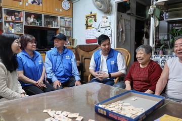 The Secretary for Labour and Welfare, Mr Chris Sun, today (March 28) officiated at the Kick-off Ceremony of District Services and Community Care Teams – Pilot Scheme on Supporting Elderly and Carers to announce the official launch of the one-year Pilot Scheme, which seeks to consolidate community power to support elderly persons and carers. Photo shows the District Social Welfare Officer (Tsuen Wan/Kwai Tsing), Ms Phoebe Wong (first left), leading representatives of the District Office and the Care Team to visit an elderly couple in Lei Muk Shue Estate, Tsuen Wan, to understand the daily lives and needs of them and their carers, and encourage them to seek help when necessary.