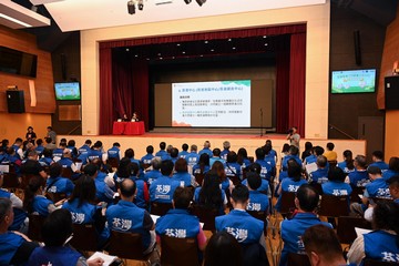 The Social Welfare Department today (March 28) held a briefing session on the Pilot Scheme on Supporting Elderly and Carers for Care Teams of Tsuen Wan and Southern districts to recap the information on social welfare services within their districts, case referral procedures, eligibility and methods for applications for the emergency alarm system as well as communication skills with elderly persons and carers. Photo shows Care Teams at the briefing session.