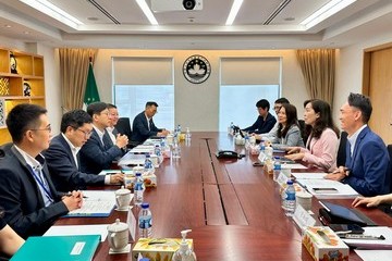 The Secretary for Labour and Welfare, Mr Chris Sun (third left), called on the Secretary for Social Affairs and Culture of the Macao Special Administrative Region, Ms Ao Ieong U (second right), on his visit to Macao on April 9. They exchanged views on talent attraction policy initiatives and Mr Sun invited relevant leaders to attend the Global Talent Summit · Hong Kong. The Director of Hong Kong Talent Engage, Mr Anthony Lau (fourth left), also joined the visit.