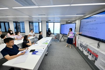 香港人才服務辦公室（人才辦）發言人今日（四月十二日）表示，已開始為抵港人才舉辦粵語體驗課，協助他們融入社區。首兩節初級粵語體驗課分別於四月十日及今日於灣仔稅務大樓12樓人才辦舉行，由合作夥伴機構安排導師向新抵港人才介紹粵語知識，並透過對話訓練掌握日常應用和技巧。