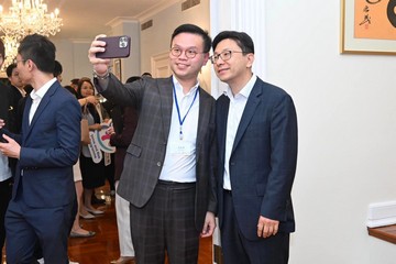 The Chief Secretary for Administration, Mr Chan Kwok-ki, hosted a reception for mentors of the Strive and Rise Programme at Victoria House this evening (April 12) in recognition of their guidance and support for mentees. The Secretary for Labour and Welfare, Mr Chris Sun, and the Director of Social Welfare, Miss Charmaine Lee, also attended.