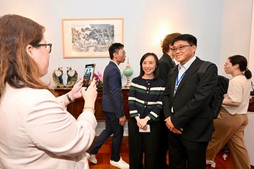 The Chief Secretary for Administration, Mr Chan Kwok-ki, hosted a reception for mentors of the Strive and Rise Programme at Victoria House this evening (April 12) in recognition of their guidance and support for mentees. The Secretary for Labour and Welfare, Mr Chris Sun, and the Director of Social Welfare, Miss Charmaine Lee, also attended.