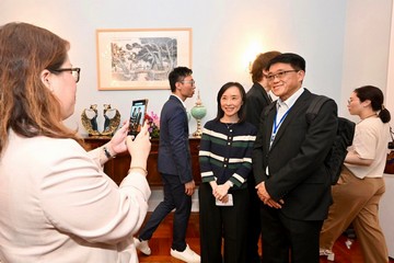 政务司司长陈国基今日（四月十二日）晚上在官邸为「共创明『Teen』计划」友师举行酒会，感谢友师对学员的指导和支持。劳工及福利局局长孙玉菡和社会福利署署长李佩诗亦有出席。