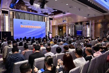 The Registry of Trade Unions of the Labour Department held today (April 13) the Seminar on National Security for Trade Unions. Photo shows the Secretary for Labour and Welfare, Mr Chris Sun, delivering a speech at the seminar.