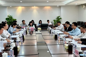 The Secretary for Labour and Welfare, Mr Chris Sun (third right), today (April 16) called on the Director-General of the Human Resources and Social Security Department of Guangdong Province, Mr Du Minqi (second left), on his visit to Guangzhou. They exchanged views on talent attraction policy initiatives and Mr Sun invited relevant leaders to attend the Global Talent Summit · Hong Kong. The Director of Hong Kong Talent Engage, Mr Anthony Lau (second right), also joined the visit.