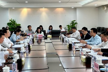 勞工及福利局局長孫玉菡（右三）今日（四月十六日）到訪廣州，拜會廣東省人力資源和社會保障廳廳長杜敏琪（左二），就招攬人才政策措施交換意見，並邀請相關領導出席「香港．全球人才高峰會」。香港人才服務辦公室總監劉鎮漢（右二）亦有隨行。