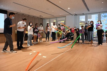 The Secretary for Labour and Welfare, Mr Chris Sun, today (April 20) led the Labour and Welfare Bureau and Social Welfare Department Volunteer Team to visit Ronald McDonald House Charities (Kwun Tong House) Jockey Club Building and extend warm regards to sick children. The Permanent Secretary for Labour and Welfare, Ms Alice Lau, and the Director of Social Welfare, Miss Charmaine Lee, also joined the visit. 