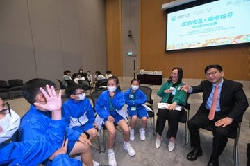 兒童事務委員會今日（四月二十二日）舉行「正向家長．擁抱孩子」持份者交流活動。身兼委員會副主席的勞工及福利局局長孫玉菡到場聆聽兒童與家長對提升身心健康的意見。教育局和衞生署代表亦有出席。圖示孫玉菡（右一）參與分組遊戲，了解兒童的情感需要。