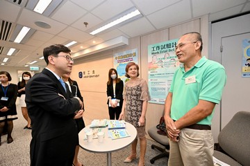 The Secretary for Labour and Welfare, Mr Chris Sun, visited the Labour Department’s Admiralty Job Centre. The Commissioner for Labour, Ms May Chan, also joined the visit. Photo shows Mr Sun (first left) listening to participants of the LD’s Employment Programme for the Elderly and Middle-aged and Work Trial Scheme sharing their job searching and employment experience.