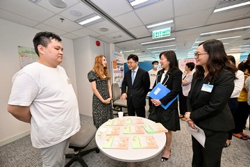 The Secretary for Labour and Welfare, Mr Chris Sun, visited the Labour Department’s Admiralty Job Centre. The Commissioner for Labour, Ms May Chan, also joined the visit. Photo shows Mr Sun (middle), Ms Chan (second right) and Assistant Commissioner (Employment Services), Ms Jade Wong (first right), listening to participants of the LD’s Employment Services Ambassador (General) and Employment Services Ambassador Programme for Ethnic Minority sharing their job searching and employment experience.