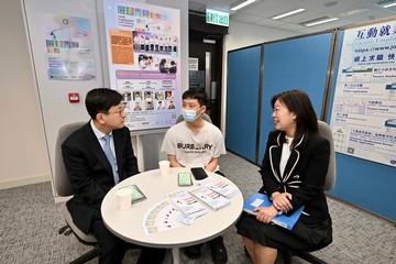 The Secretary for Labour and Welfare, Mr Chris Sun, visited the Labour Department’s Admiralty Job Centre. The Commissioner for Labour, Ms May Chan, also joined the visit. Photo shows Mr Sun (first left) and Ms Chan (first right) listening to a participant of the LD’s Youth Employment and Training Programme sharing their job searching and employment experience.