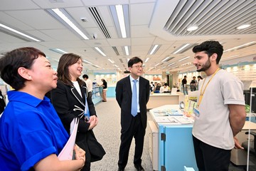 The Secretary for Labour and Welfare, Mr Chris Sun, visited the Labour Department’s Admiralty Job Centre. The Commissioner for Labour, Ms May Chan, also joined the visit. Photo shows Mr Sun (second right) and Ms Chan (second left) chatting with an Ethnic Minority Employment Assistant, employed by the LD.