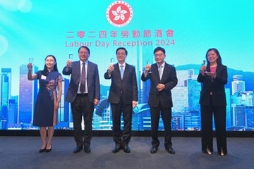 行政长官李家超今日（四月二十六日）出席二零二四年劳动节酒会。图示（左起）劳工及福利局常任秘书长刘焱、政务司司长陈国基、李家超、劳工及福利局局长孙玉菡、劳工处处长陈颖韶在酒会祝酒。