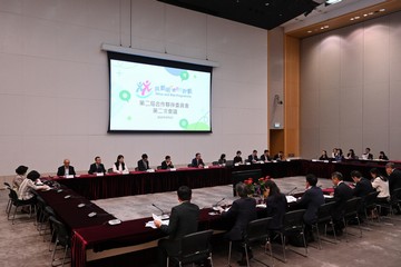 政务司司长陈国基（上排中）今日（五月三日）就「共创明『Teen』计划」第一期评估结果，主持「共创明『Teen』计划」第二届合作伙伴委员会第二次会议。