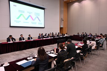 政务司司长陈国基今日（五月三日）就「共创明『Teen』计划」第一期评估结果，主持第五届扶贫委员会第六次会议。  
