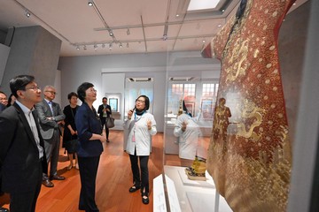 The Minister of Human Resources and Social Security, Ms Wang Xiaoping, visited the "Yuan Ming Yuan - Art and Culture of an Imperial Garden-Palace" exhibition at the Hong Kong Palace Museum on May 6. The Chief Secretary for Administration, Mr Chan Kwok-ki, hosted a welcome dinner for Ms Wang as well as officials, guests and speakers visiting Hong Kong for the Global Talent Summit · Hong Kong. Photo shows Ms Wang (front row, centre), accompanied by the Secretary for Labour and Welfare, Mr Chris Sun (front row, left), touring the exhibition.