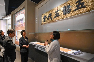 The Minister of Human Resources and Social Security, Ms Wang Xiaoping, visited the "Yuan Ming Yuan - Art and Culture of an Imperial Garden-Palace" exhibition at the Hong Kong Palace Museum on May 6. The Chief Secretary for Administration, Mr Chan Kwok-ki, hosted a welcome dinner for Ms Wang as well as officials, guests and speakers visiting Hong Kong for the Global Talent Summit · Hong Kong. Photo shows Ms Wang (centre), accompanied by the Secretary for Labour and Welfare, Mr Chris Sun (left), touring the exhibition.